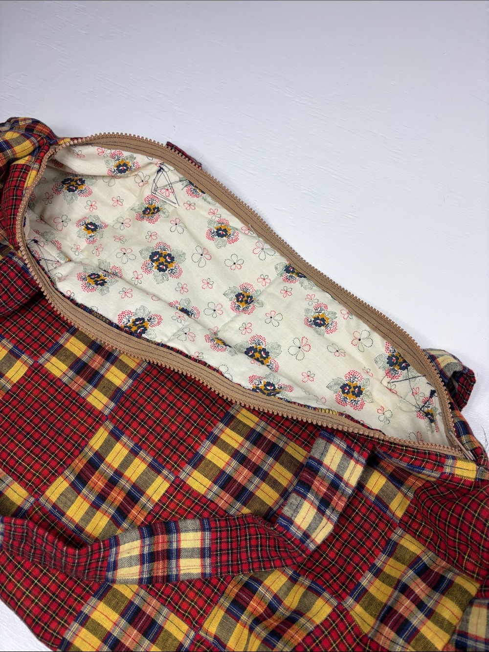 Handmade quilted duffel bag plaid outside with floral lined inside - Picture 3 of 8